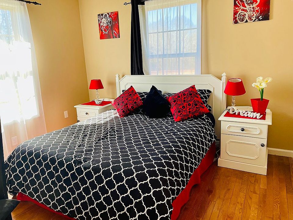 1st floor guest bedroom 