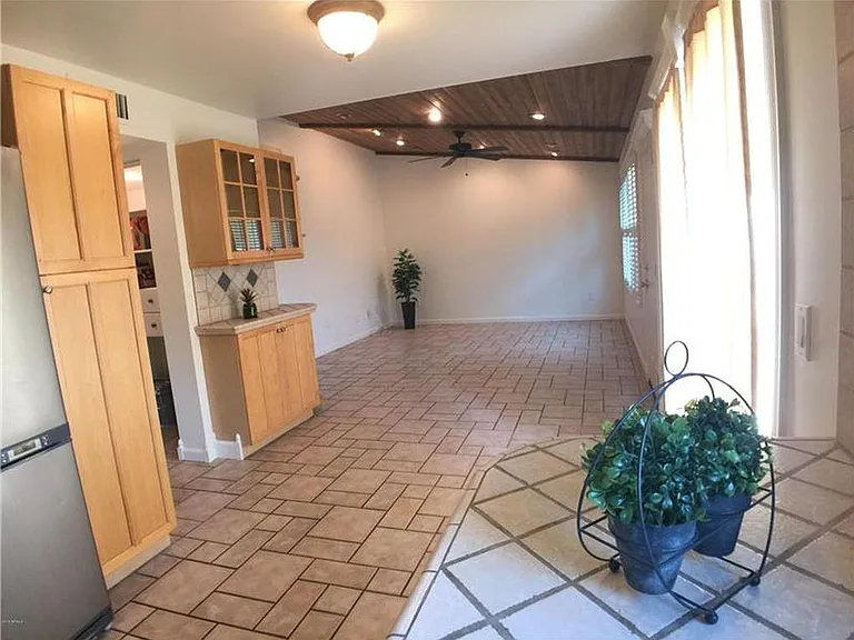 906 W Malibu Dr — Photo 2