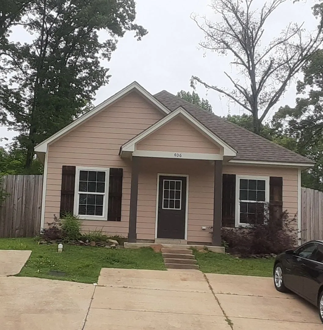4 BD/4 BA — Photo 1