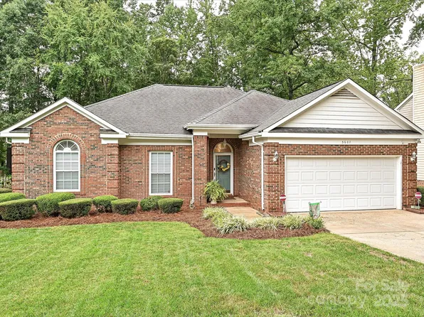 5607 Oak Dr, Charlotte, NC 28216