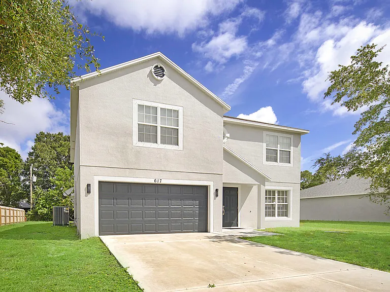 617 SE Karrigan Ter — Photo 2