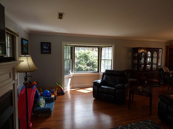 4th image of 95 Oakwood Ln