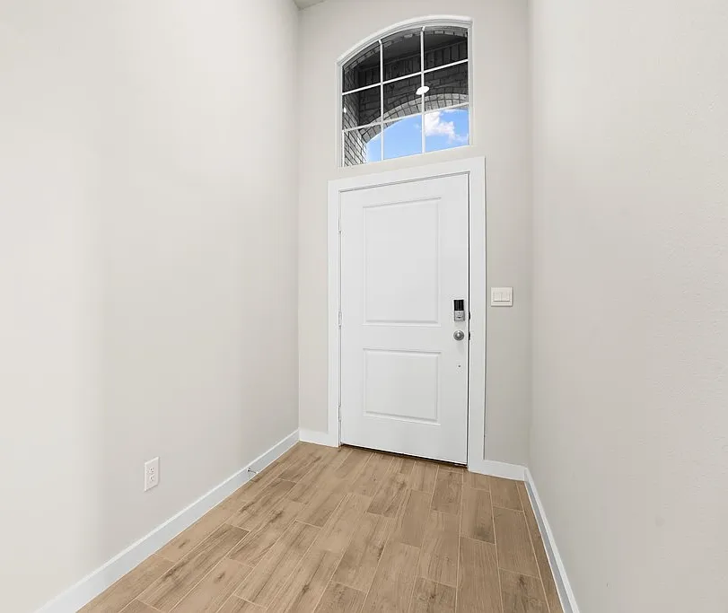 4 bed, 2.5 bath, 2303 sqft, $3,300 — Photo 2