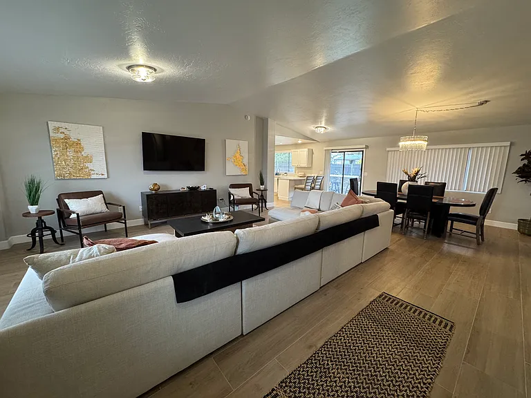 3732 N Taylor Dr — Photo 60