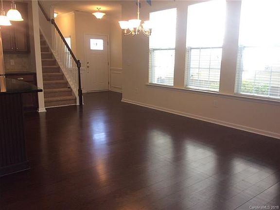 3rd image of 4512 Blackmuir Wood Cres