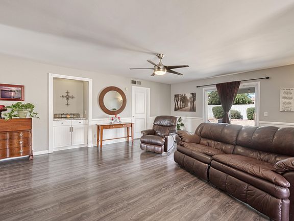 3rd image of 2906 E Larkspur Dr
