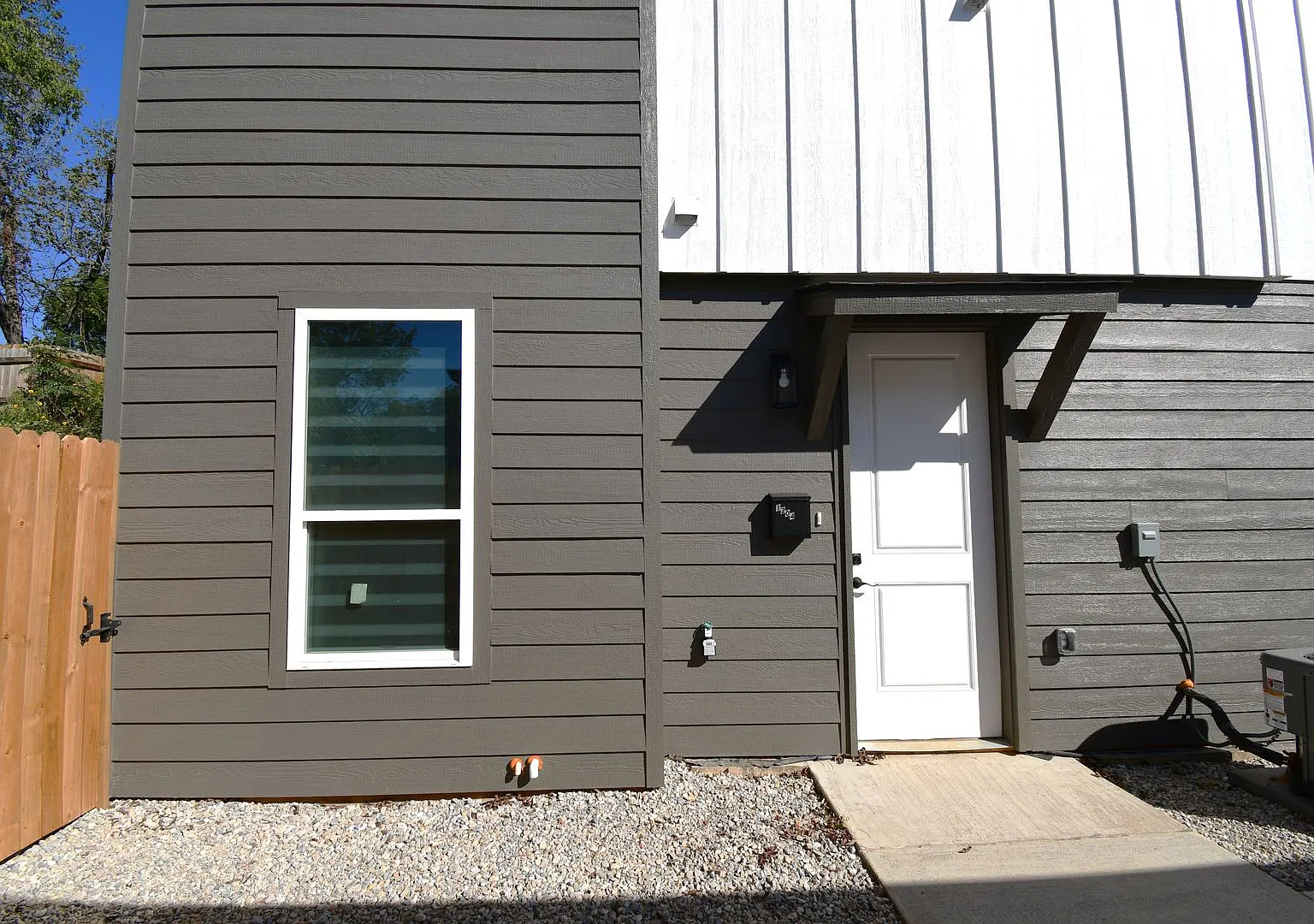 Avaialble Now Be the First- 2 Bedroom, 2.5 Bathroom Duplex! — Photo 2