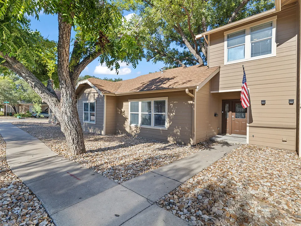 1100 W 22nd 1/2 St
