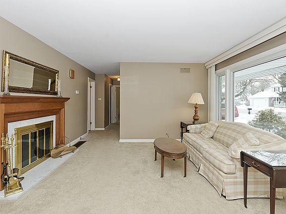 2nd image of 9525 S Oak Park Ave