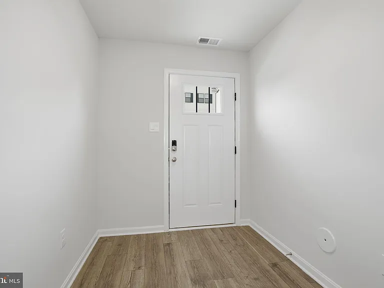 818 Bond St — Photo 3