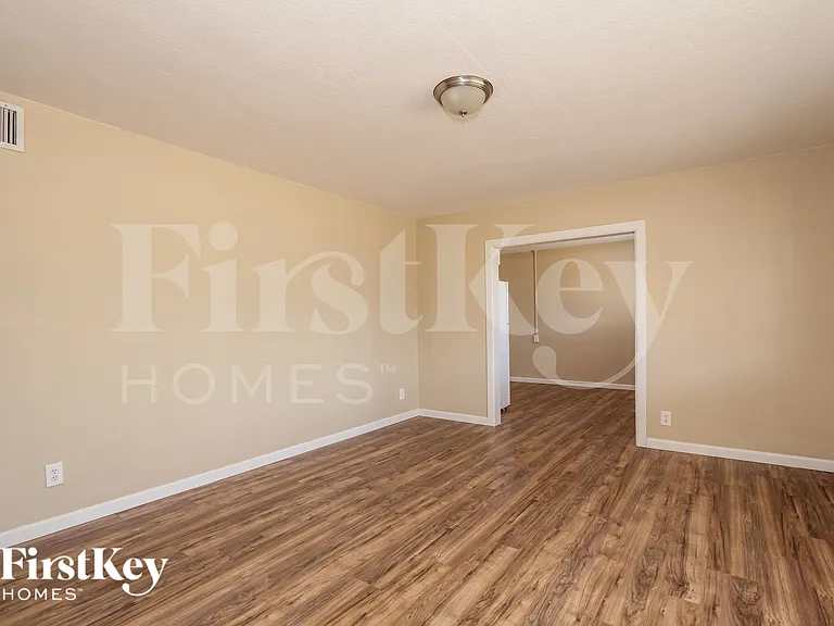 2919 W Seldon Ln — Photo 4