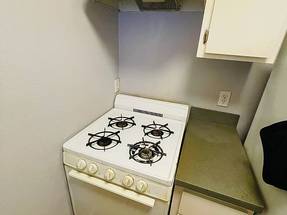 3rd image of 7044 Hawthorn Ave #206