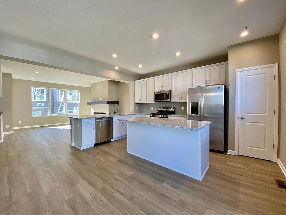 1st image of 823 Roselyn Dr