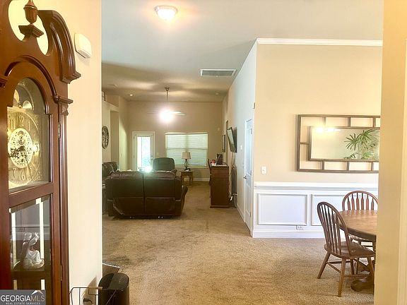 3rd image of 864 Crescent Ln