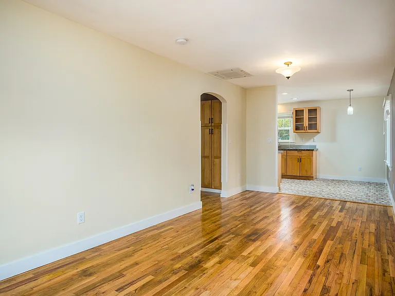 1041 SW 10th St — Photo 3