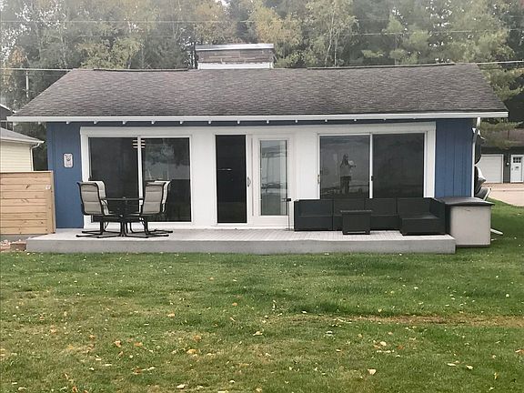 2nd image of 942 Iroquois Ave