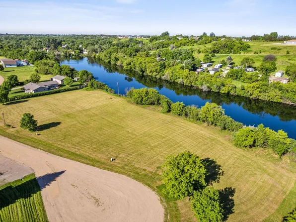 1803 Island Park Dr, Jamestown, ND 58401