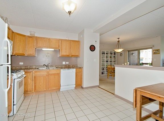 5th image of 1649 Ashland Ave Unit 402