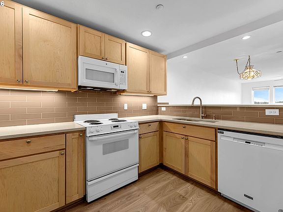 4th image of 520 SE Columbia River Dr APT 330
