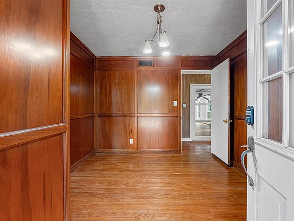 4th image of 406 E 2nd St