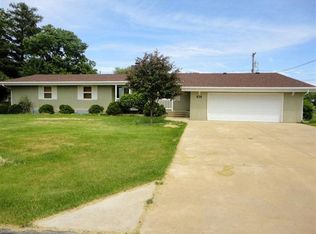 535 Timber Hills Dr, Freeport, IL 61032