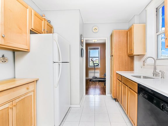 3rd image of 3050 Fairfield Ave APT 6C