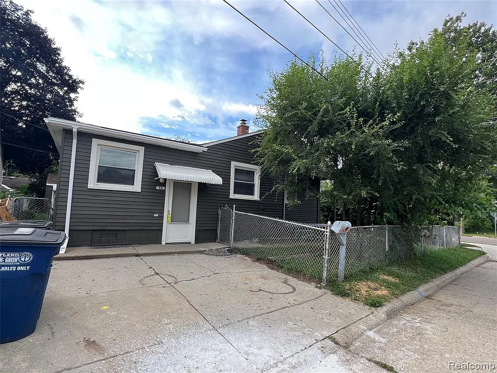 3 bed, 2.0 bath, 1301 sqft, $1,350 — Photo 1