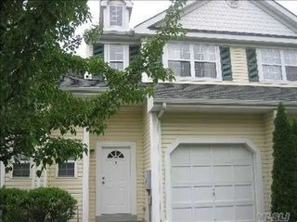 7 Chelsea Dr, Smithtown, NY 11787