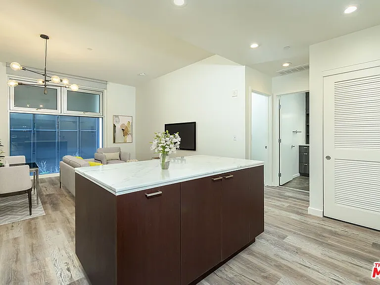 630 W 6th St #207 — Photo 12