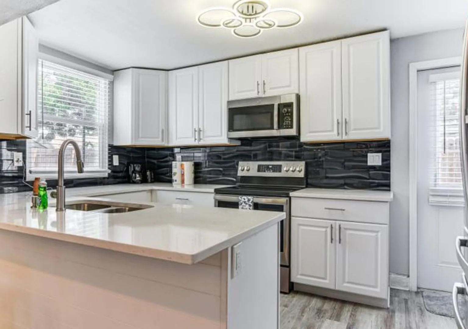 4 bed, 3.0 bath, 1372 sqft, $957 — Photo 4