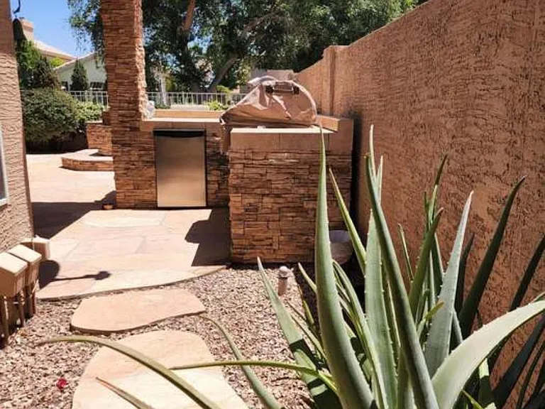 1075 N Saguaro St — Photo 31
