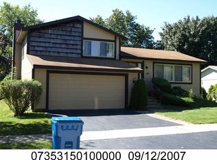 799 Oregon Trl, Roselle, IL 60172