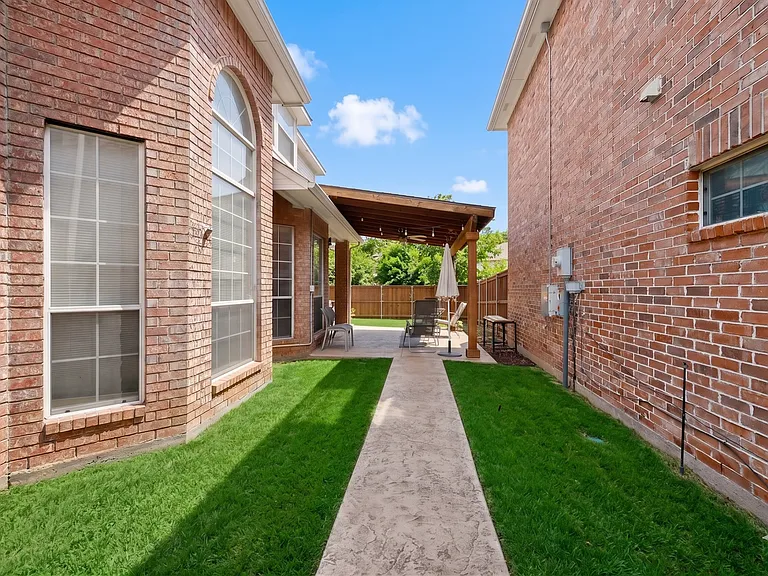 636 N Allen Rd — Photo 45