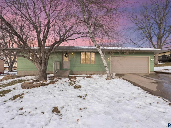 1905 S Fox Trl, Sioux Falls, SD 57103