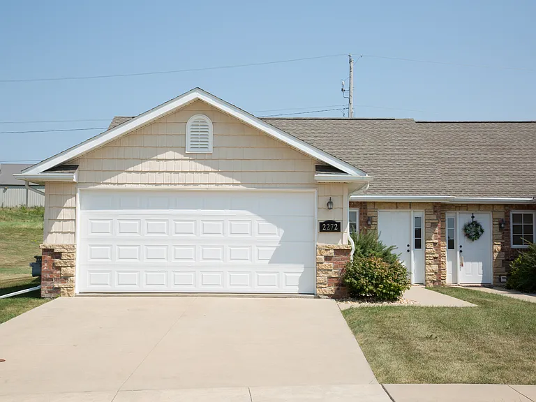 2270 Fawnview Dr — Photo 2