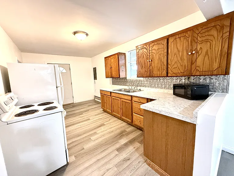 329 E St NE — Photo 2
