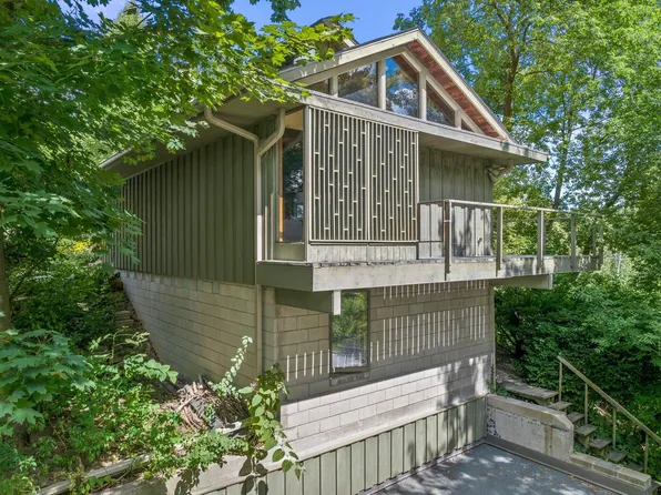 3055 North Gordon CIRCLE, Milwaukee, WI 53212