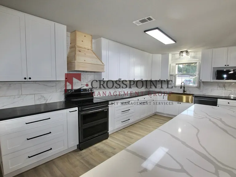 1809 Glen Arbor St — Photo 13