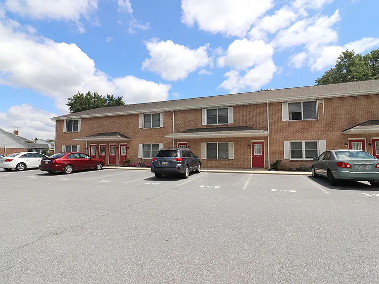 209 Colonial Dr — Photo 1