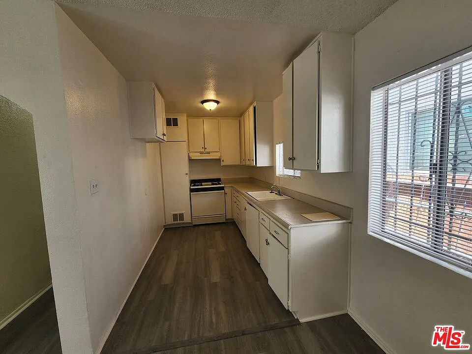 Building Photo - 534 W 47th St #5