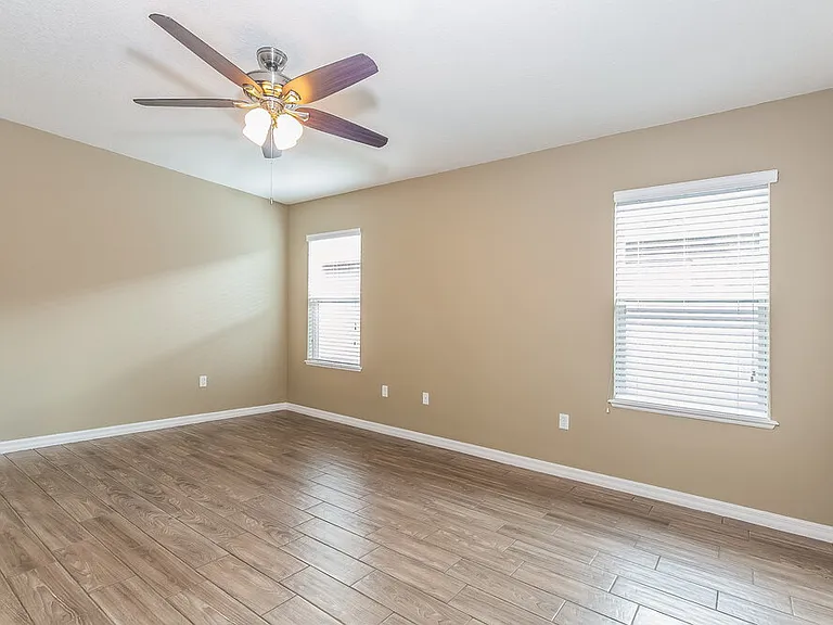 121 Daigledog St — Photo 7