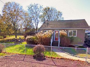 10 Trafalgar Dr, Shirley, NY 11967