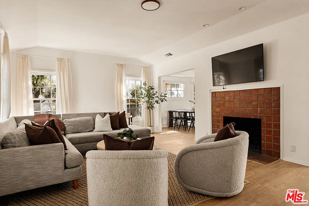 2 bed, 2.0 bath, 1272 sqft, $6,750 — Photo 1