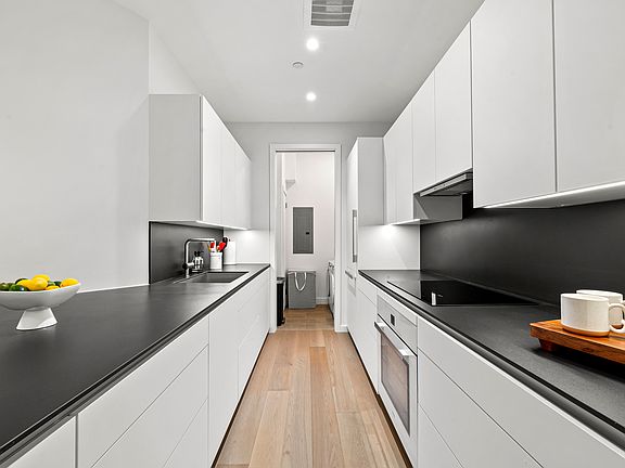 4th image of 324 W 108th St #22