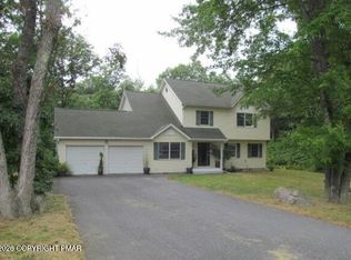 121 Crown Point Ct, East Stroudsburg, PA 18302