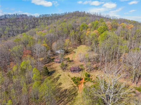 378 Brighthill Ln, Pilot Mountain, NC 27041