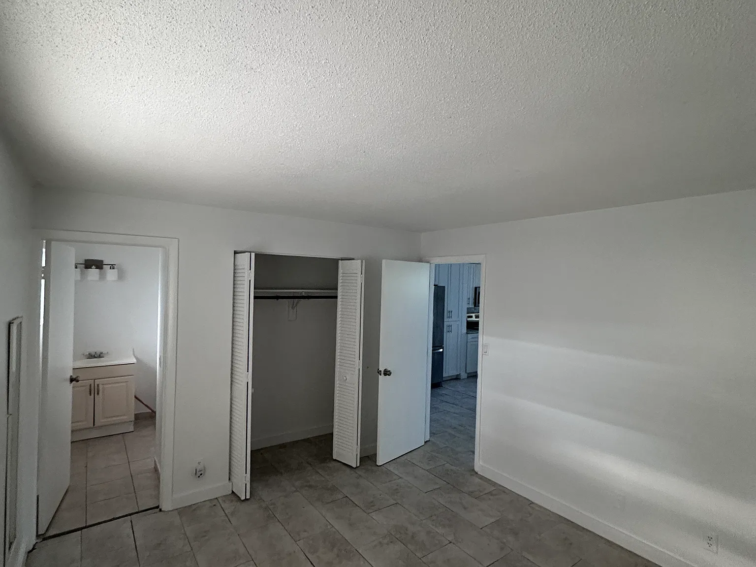 2 bed, 1000 sqft, $2,500 — Photo 4
