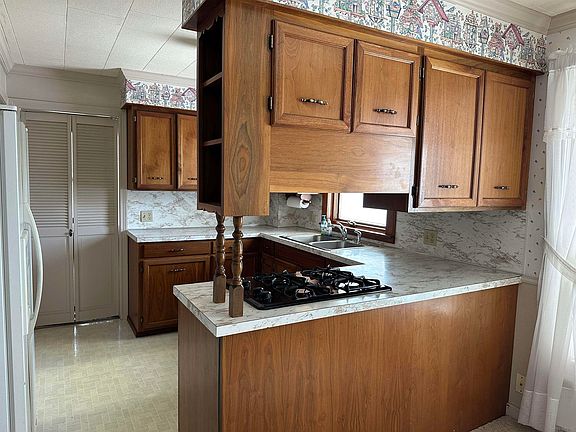 5th image of 703 W Williams St