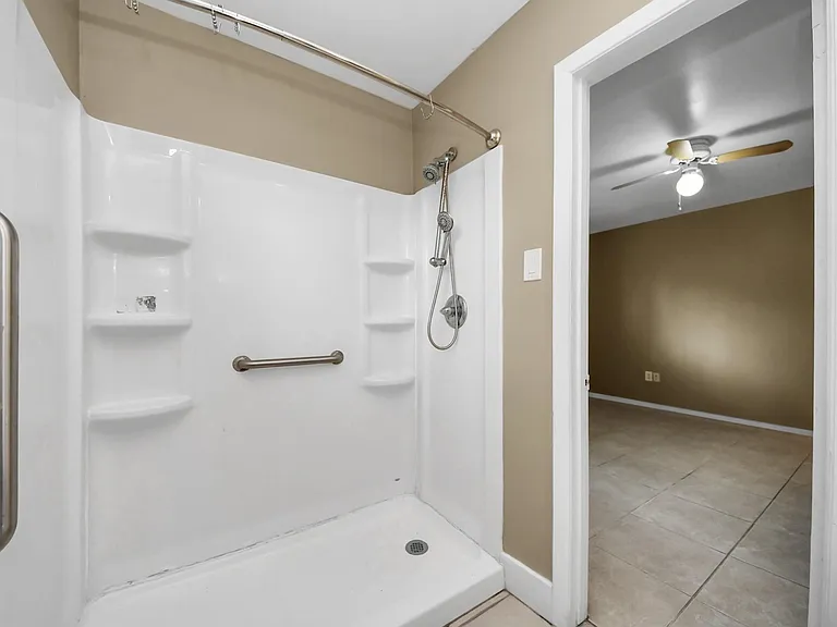 811 Hillcrest Dr — Photo 17
