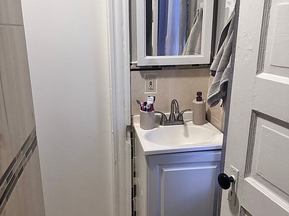 5th image of 586 Park Ave Floor 2